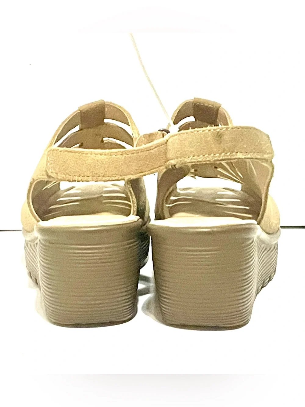 Skechers Memory Foam Women’s 8 Beige Suede Wedge Heels EUC